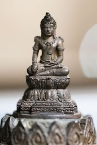 Read more about the article 泰國佛牌怎麼選？在迷信與神蹟之外，【泰期佛】的正信理念與堅持